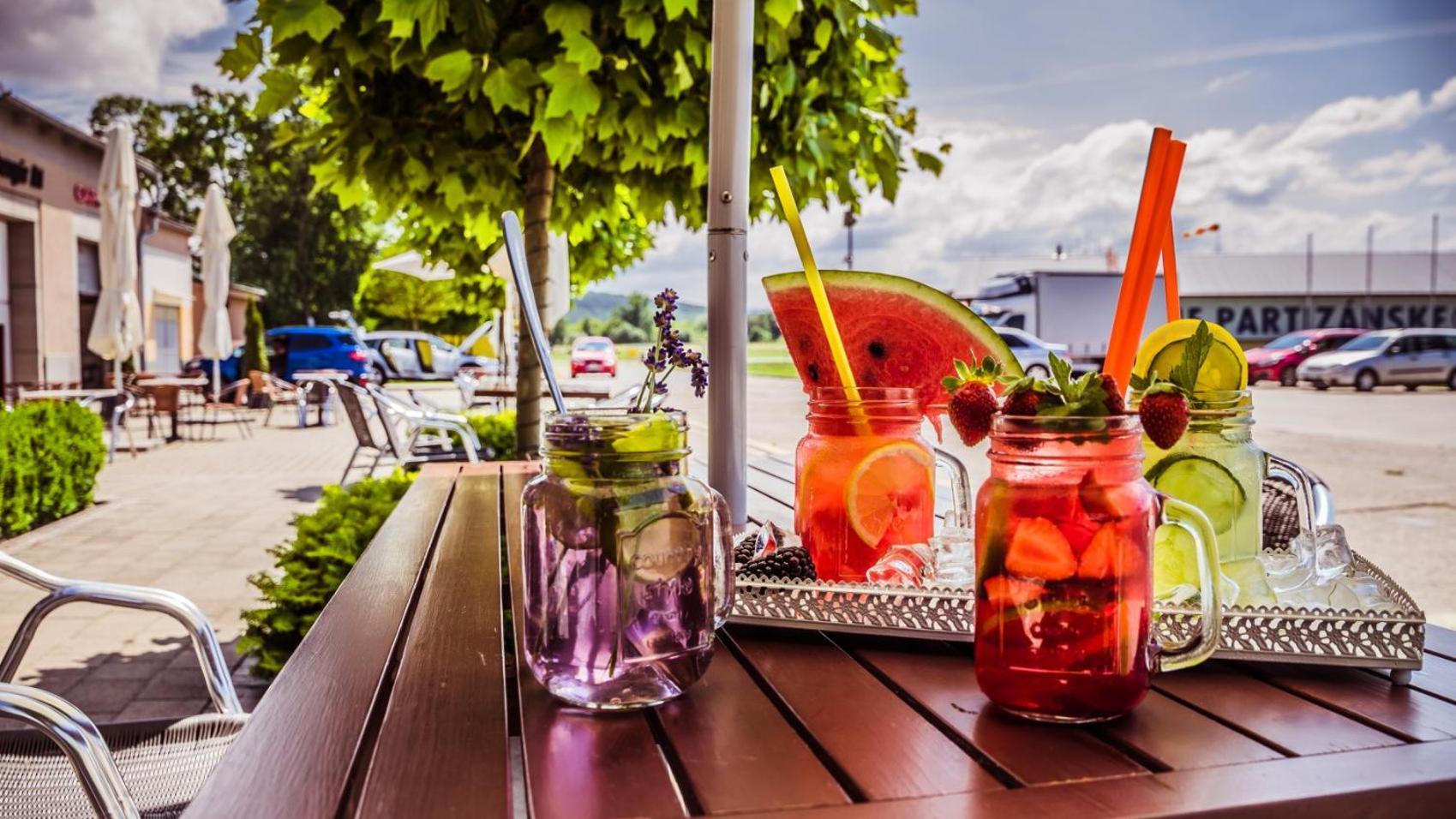 Aerocafe Hotel Partizanske Ngoại thất bức ảnh