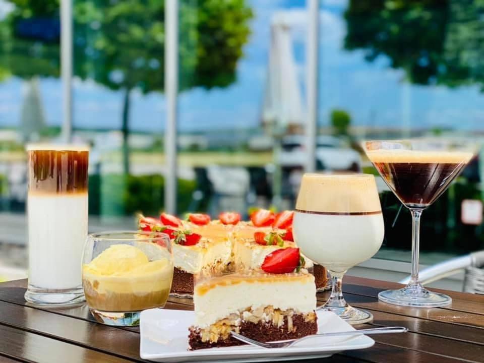 Aerocafe Hotel Partizanske Ngoại thất bức ảnh