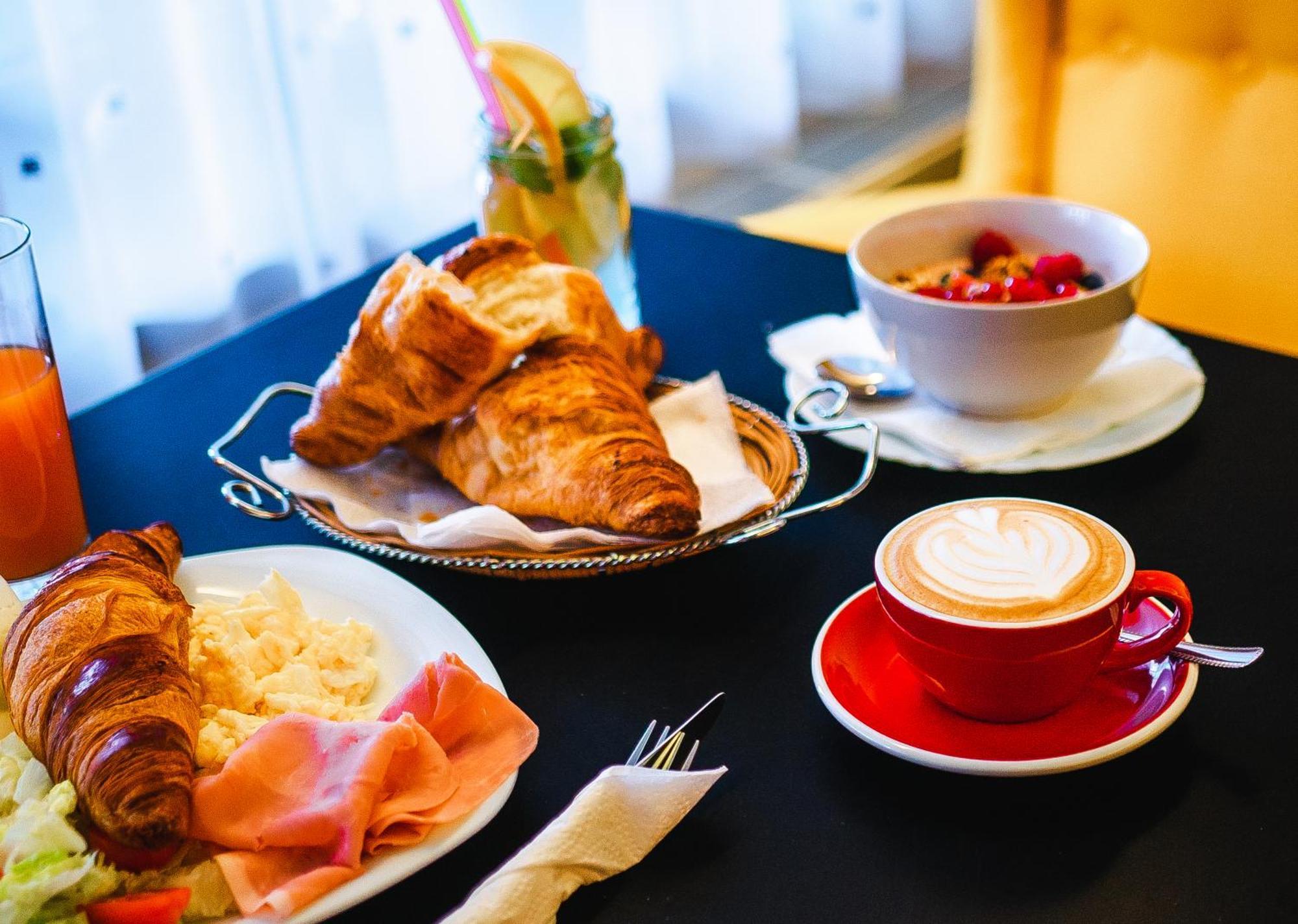Aerocafe Hotel Partizanske Ngoại thất bức ảnh