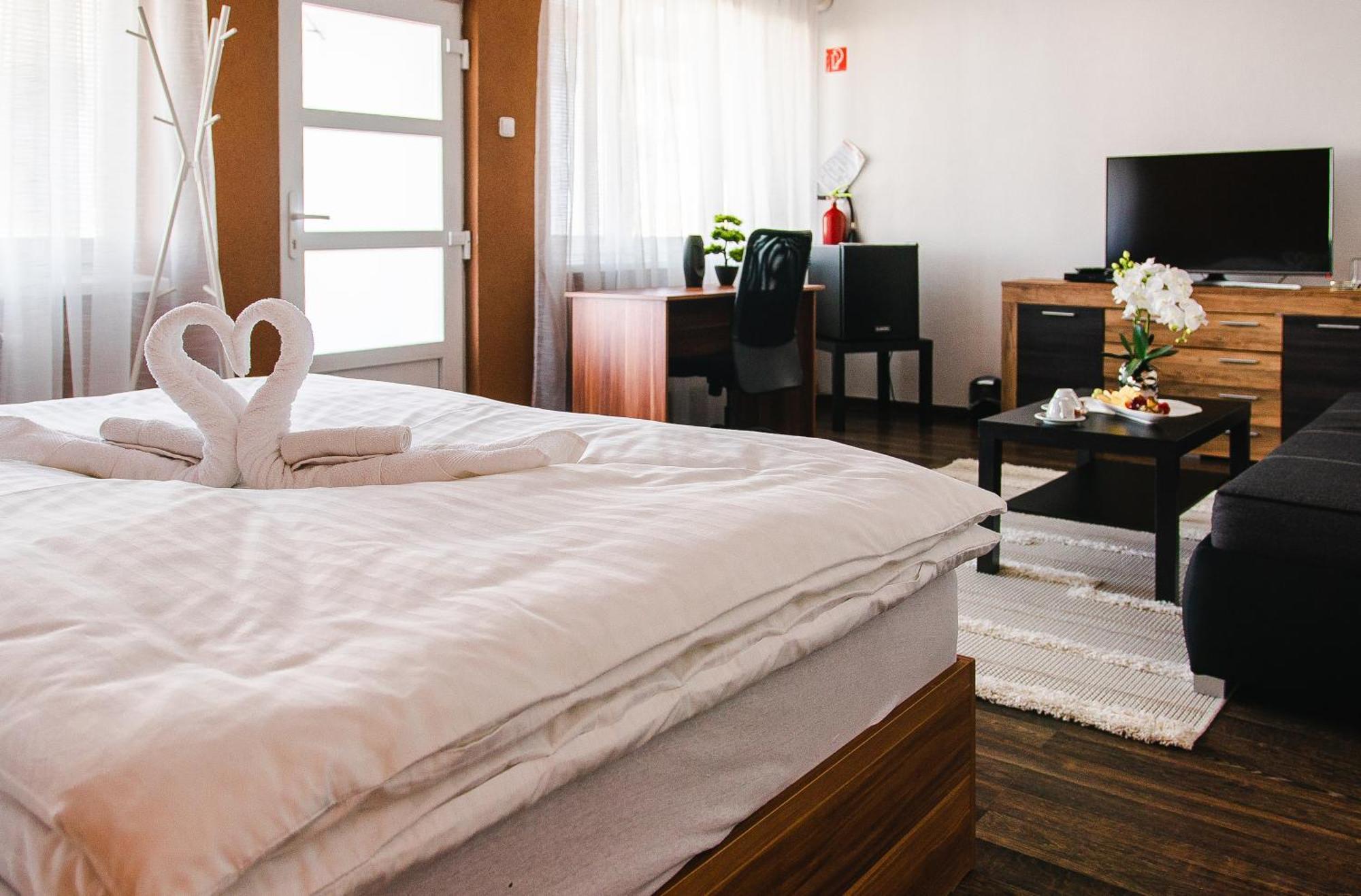 Aerocafe Hotel Partizanske Ngoại thất bức ảnh