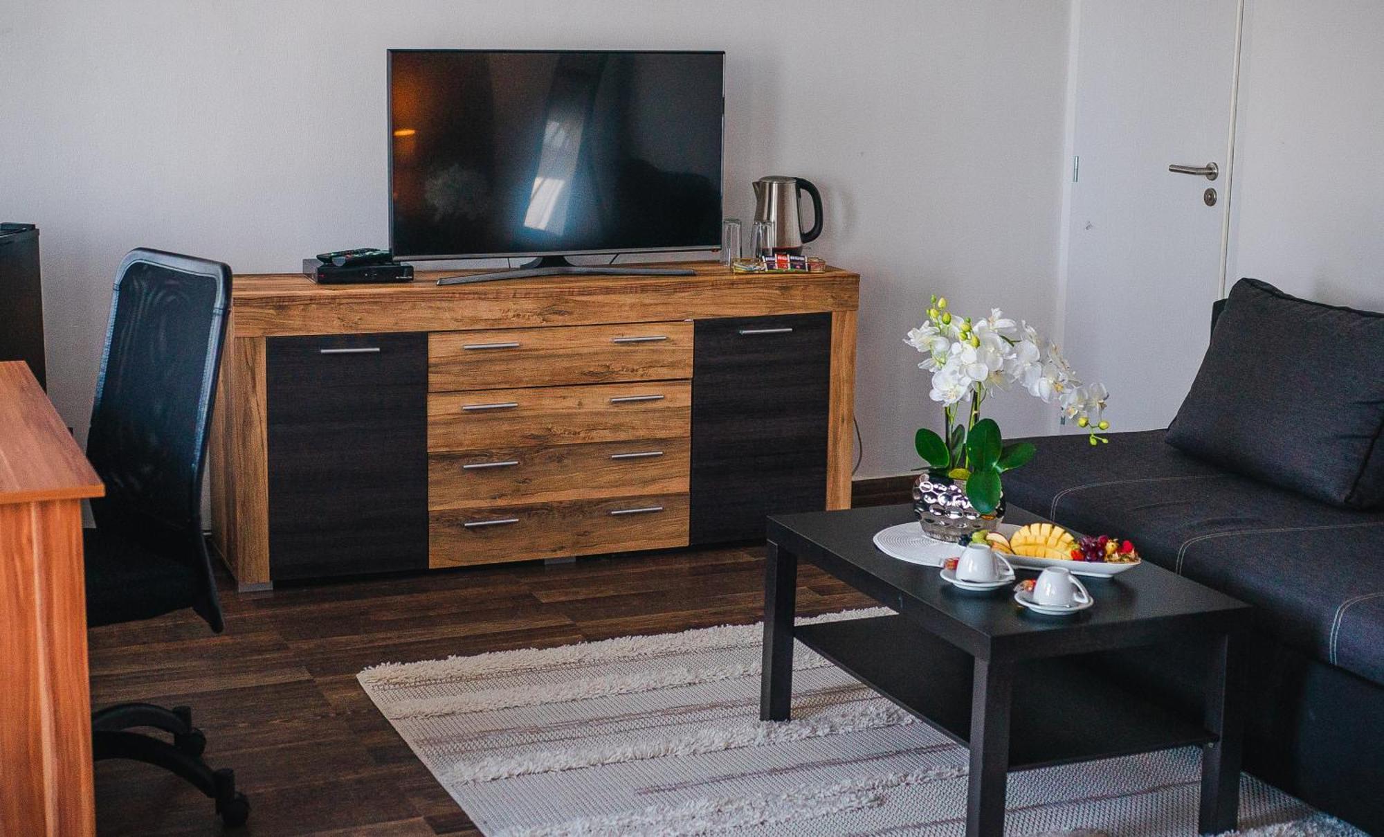 Aerocafe Hotel Partizanske Ngoại thất bức ảnh