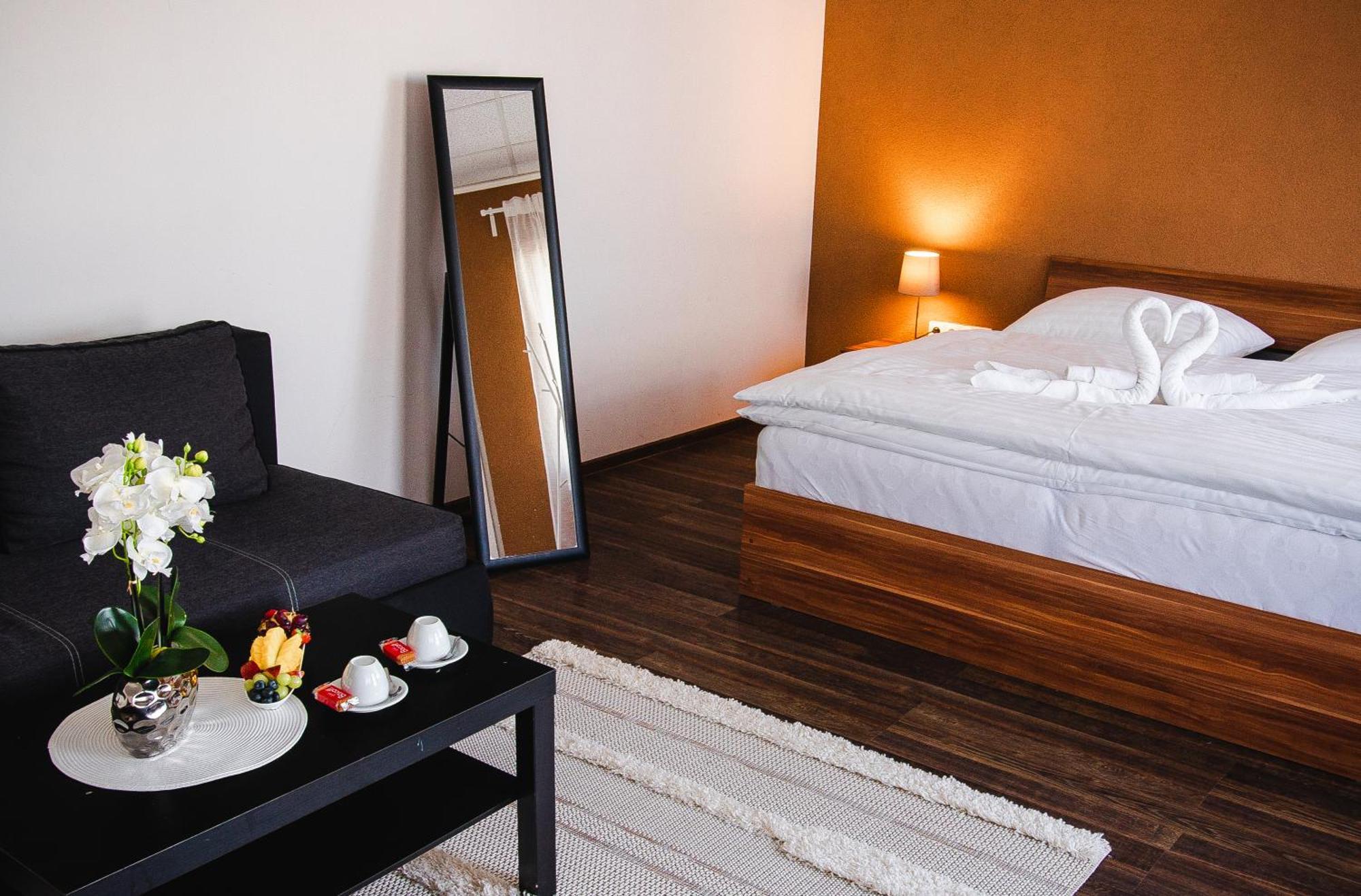 Aerocafe Hotel Partizanske Ngoại thất bức ảnh