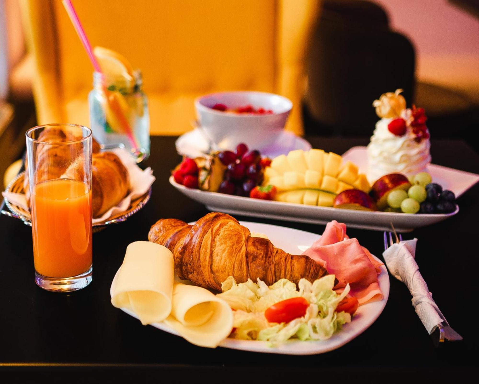 Aerocafe Hotel Partizanske Ngoại thất bức ảnh