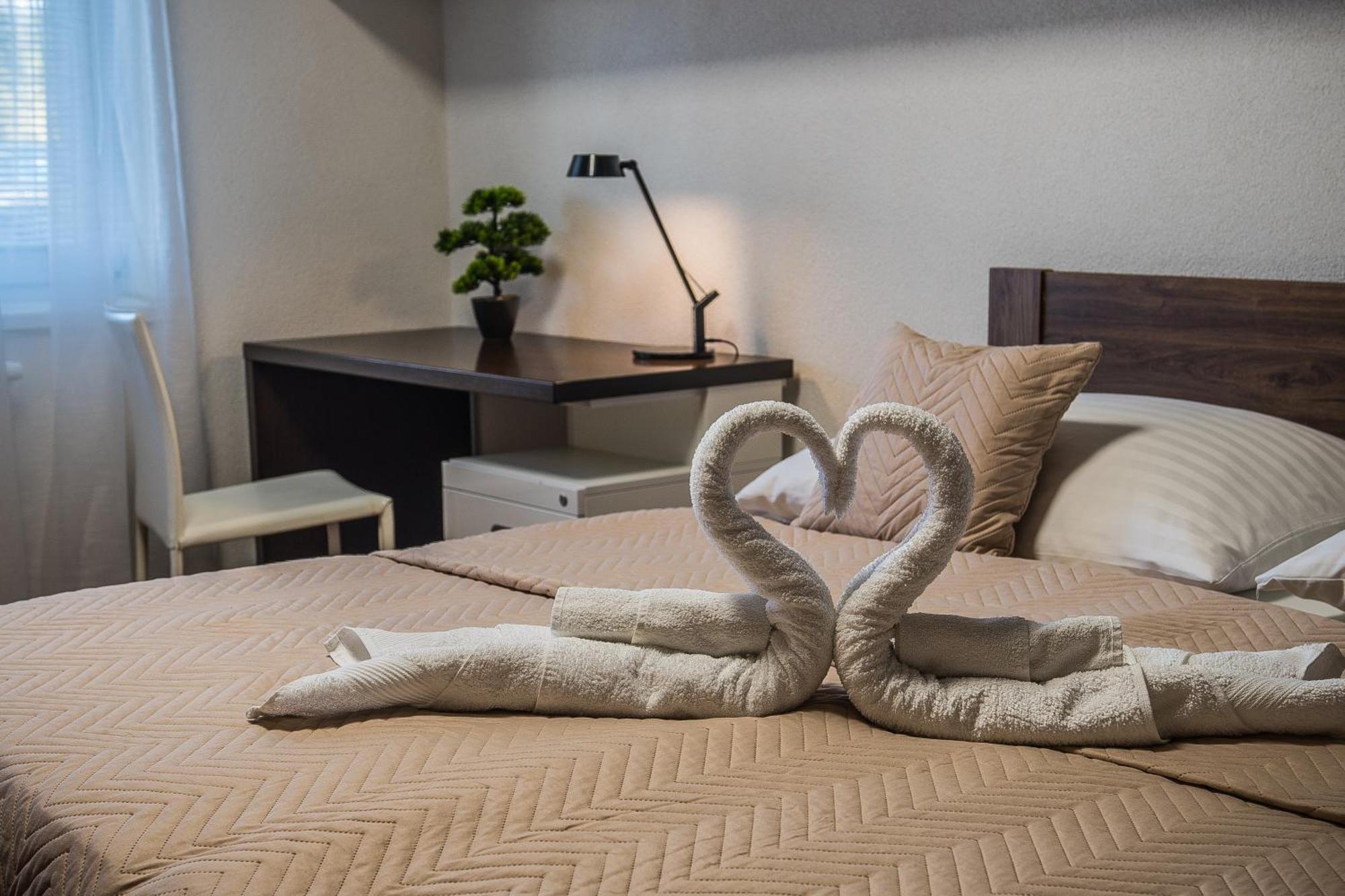 Aerocafe Hotel Partizanske Ngoại thất bức ảnh