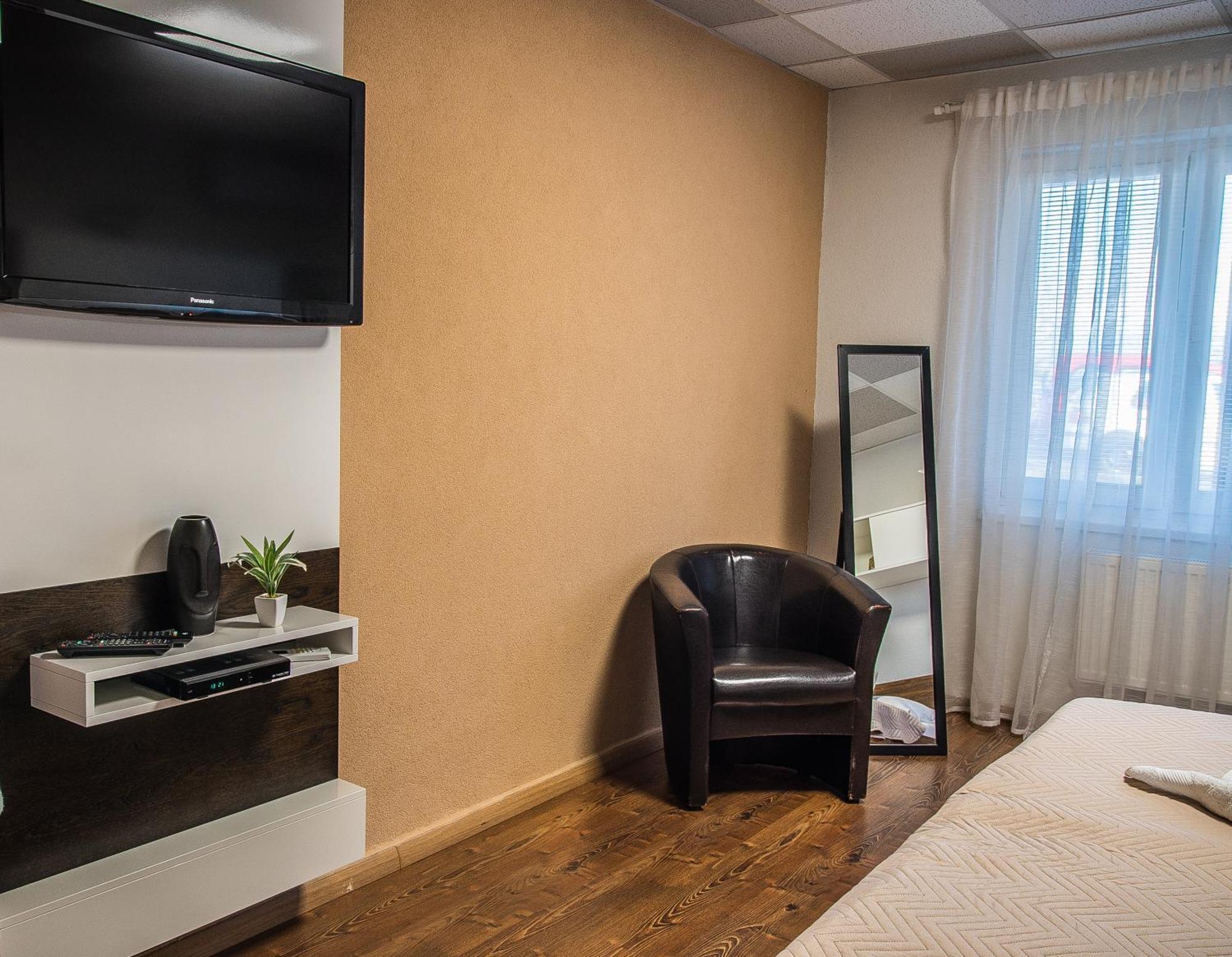 Aerocafe Hotel Partizanske Ngoại thất bức ảnh