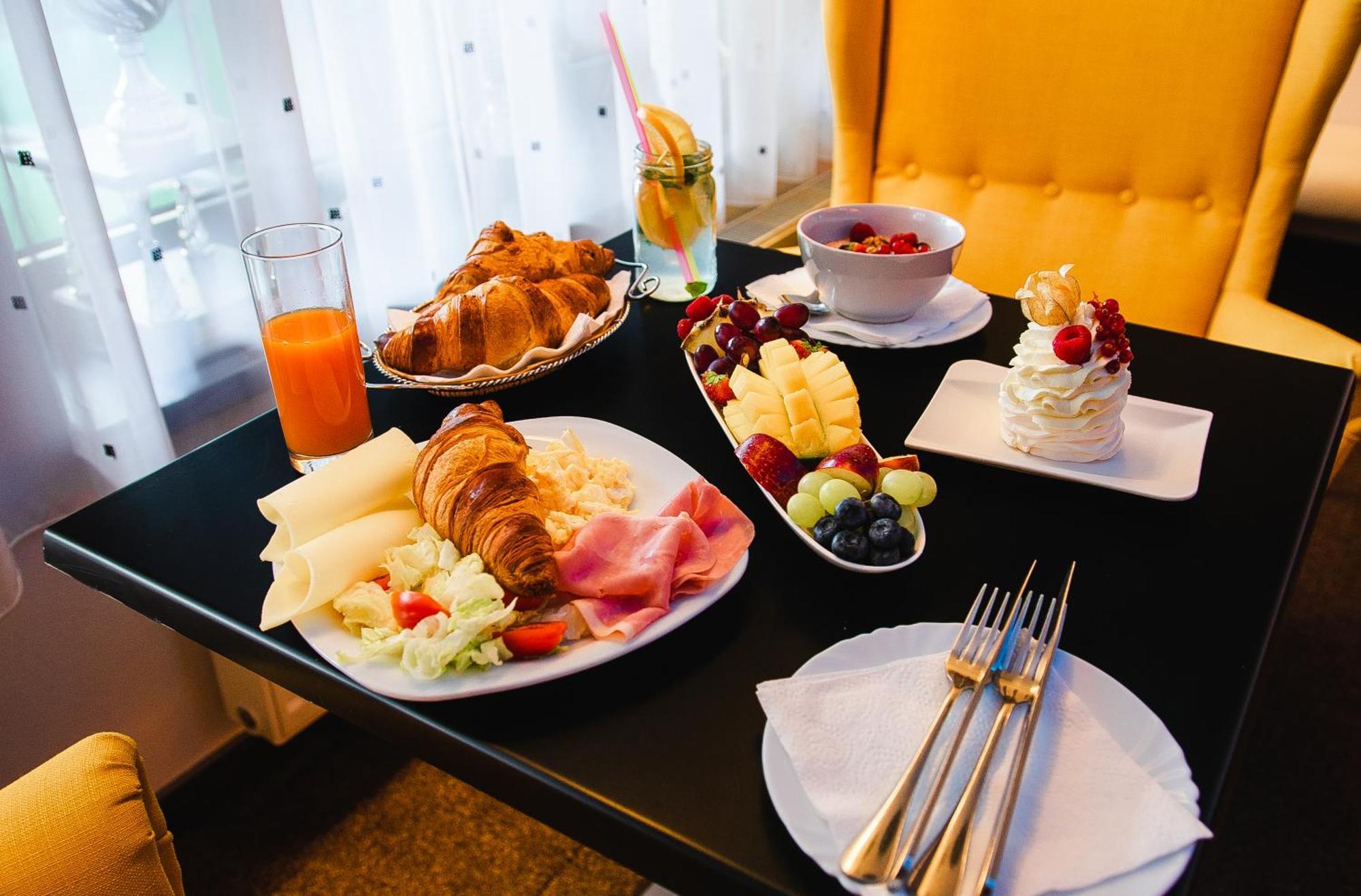 Aerocafe Hotel Partizanske Ngoại thất bức ảnh