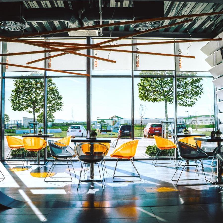 Aerocafe Hotel Partizanske Ngoại thất bức ảnh